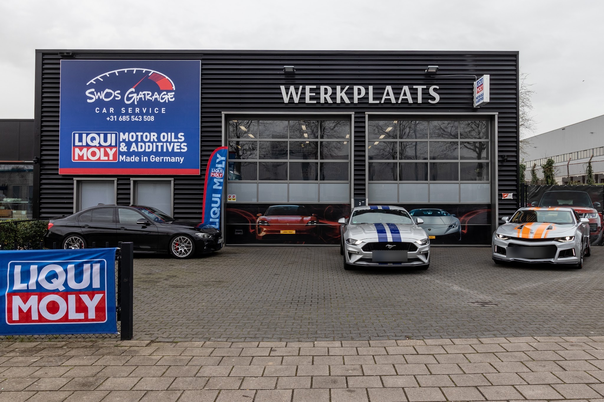 De gevel van SwOs Garage aan de Amperestraat in Venlo met twee werkplaatsdeuren